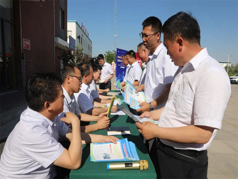 公司所屬各單位舉辦安全生產(chǎn)宣傳咨詢?nèi)栈顒?jpg